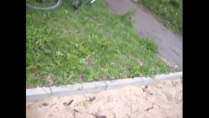 Момче прави каскади с колелото си 