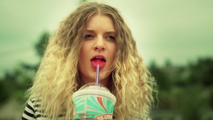 Macklemore & Ryan Lewis - Thrift Shop feat. Wanz ( Официално Видео )