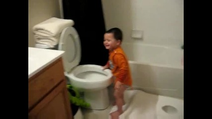 Много смях с едно бебе в тоалетната 