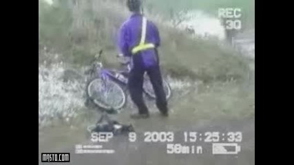 Малка кола дърпа каравана