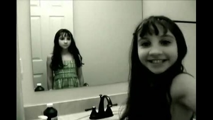 Момиче прави неща пред огледалото!!! 