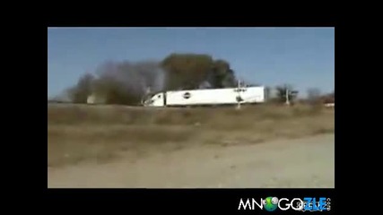 Ужасен инцидент - Влак се блъска в камион 