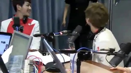 Малък сладур танцува с Shinee