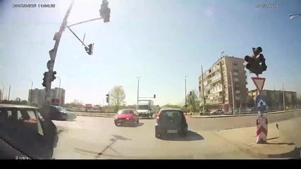 В тази ситуация не е много ясно дали шофьора на джипа е нагъл или разсеян