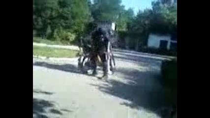 Stela policaikata reje gumite na ceko . No tova ne e nito purviat put koito ni reje gumite 