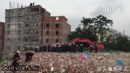 Багер буквално закова джипа към земята ,на протестиращ в Китай!!