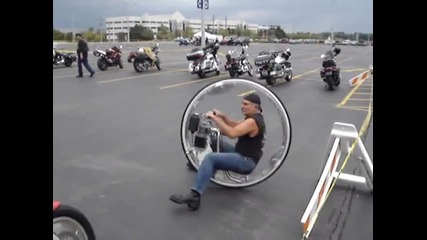 Какво Ще Кажете За Този Мотоциклет... Може Да Е Само На Една Гума, Но Определено Изглежда Интересно!