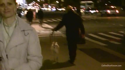 Рене Анжелил (съпругът на Селин Дион) разхожда тяхното куче Чарли извън Ritz Carlton Hotel Ню Йорк 