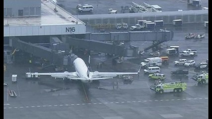 Самолет кацна аварийно, работник чука от багажното