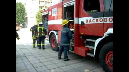 Демонстрация на работата на пожарната в Хасково при гасене на автомобил в произшествие