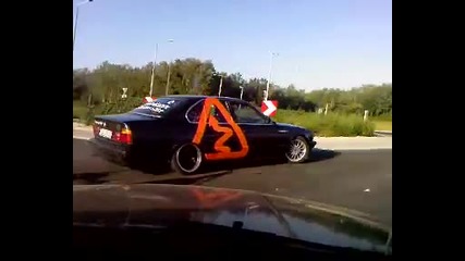 Bmw E34 535i Drift in a roundabout