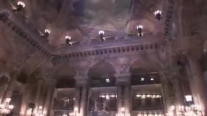Парижката опера Гарние и музикални теми из мюзикъла Фантомът от операта от Ендрю Лойд Уебър 