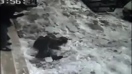 жена пострада от паднал сняг от покрива на зграда
