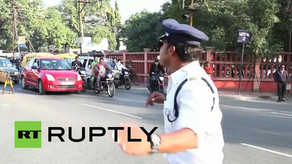 Индийски полицай регулира уличния трафик с импровизирана лунна походка