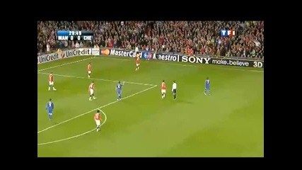 Van Der Sar отнема топката по-много хитър начин от Anelka