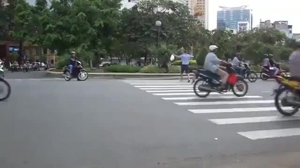Пресичане на улица във Виетнам