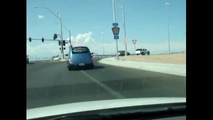 Идиот кара с пистолет от колонка на бензиностанция 