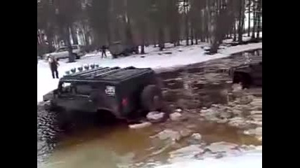 вижте как руснаци се забавляват с хамъри и 4 метрова река