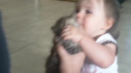 Mалко момиченце,което много обича котенцето си