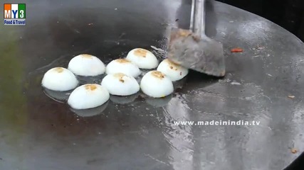 Бърза Храна на улицата .. Boild Egg Pav - Pav Egg - Mumbai Street Food