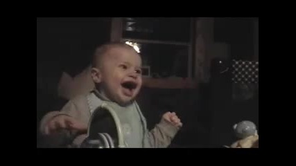 Това бебе не спира да се смее :d