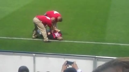 Фен нахлу на терена, за да нацелува Роналдиньо 