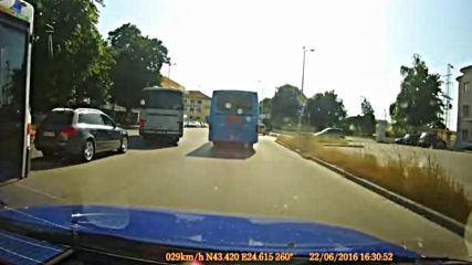 "Моята новина": Шофьор на автобус минава на червено