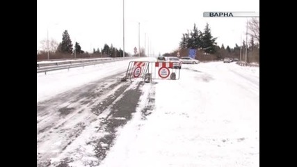 Продължава битката със суровата зима, която взе и нова жертва