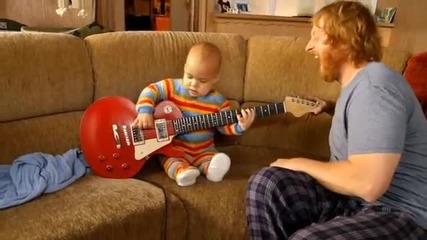 Бебе свири на китара