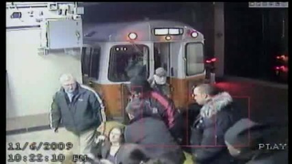 Жена пада на релсите пред влака (ъгъл 2) 