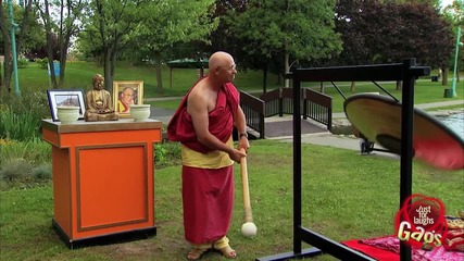 Гонг отвръща на тибетски монах в лицето - Скрита Камера