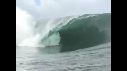 Смели сърфисти върху огромни вълни!