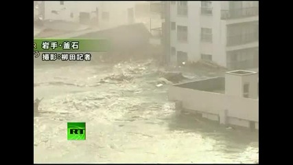Цунамито в Япония разрушава града 
