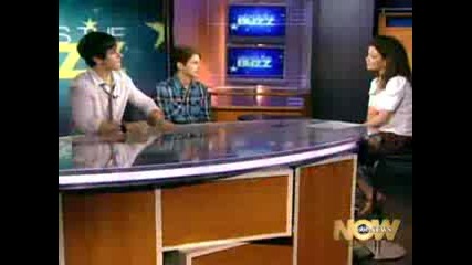 David Henrie Jake T Austin - Abc News Whats the Buzz 