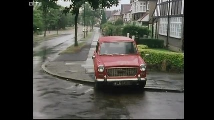 Basil thrashes his car - Fawlty Towers - Bbc 