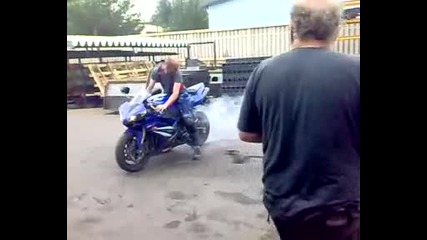 Yamaha R1 Burn Out Blowing up tire