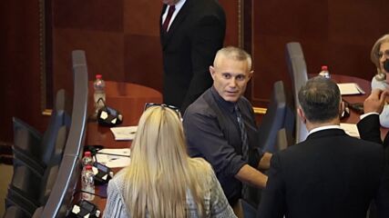 С викове „Срам!“: Опозиционен депутат замери косовския премиер с яйца