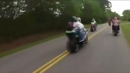 Момиче пада от мотоциклет и засяда в гумата