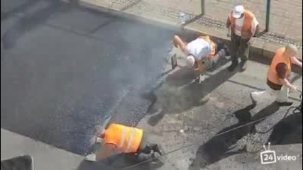 Руснаци асвалтирват улица