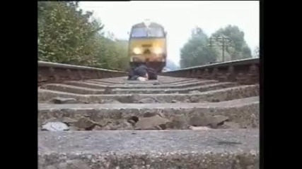 Човек лежи на релсите, а влак минава отгоре му .. 