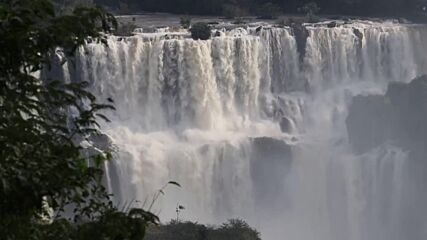 УНИКАЛНО: Вижте пълноводните водопади Игуасу