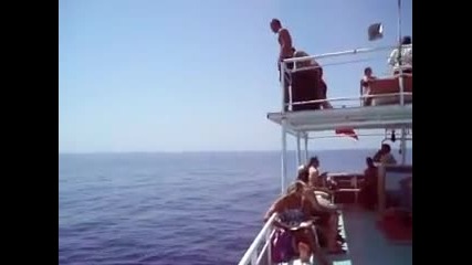 Jumping_off_a_boat_in_alanya