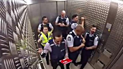 Полицаи създават музика в асаньор