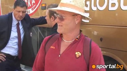 Фен на Рома позира до автобуса на Цска в Рим