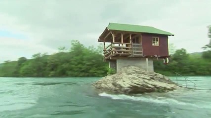 Удивителна къща в бурна река!