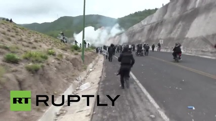 Протестиращите против отвличанията на студенти в Мексико блокираха полицаите в тунел