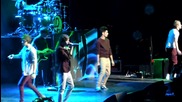 One Direction - Изпълняват Tell Me A Lie на концерта в Орландо