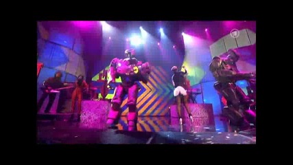 Риана танцува с роботи - Rude boy live Ehco Music Awards 2010 