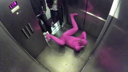 Розов изрод в асансьора