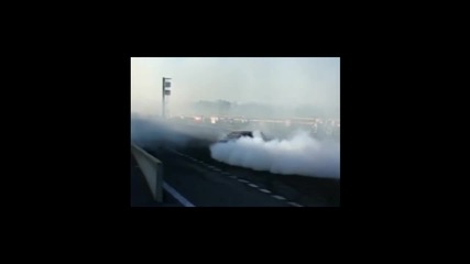 Много яко Camaro прави Burnout